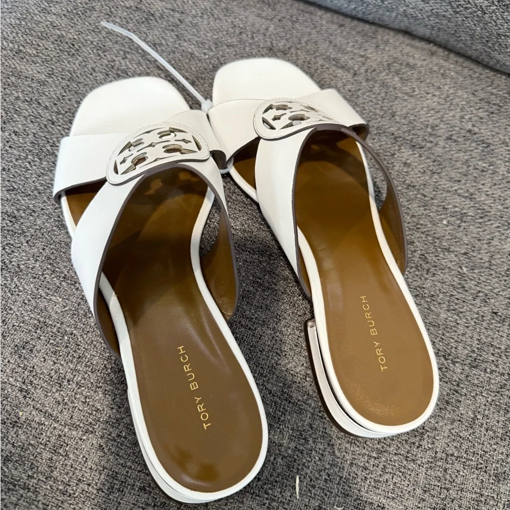 Tory Burch White Sandals with white Medallion - Picture 5 of 10